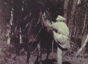 Л.Н. Толстой садится на лошадь. 1897 г.